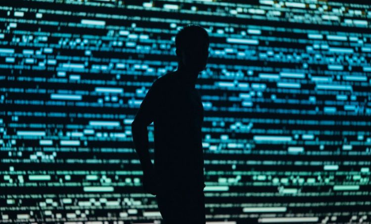 Jakie są reakcje i doświadczenia pracowników na wprowadzenie anonimowego systemu do zgłaszania nieprawidłowości w firmach?